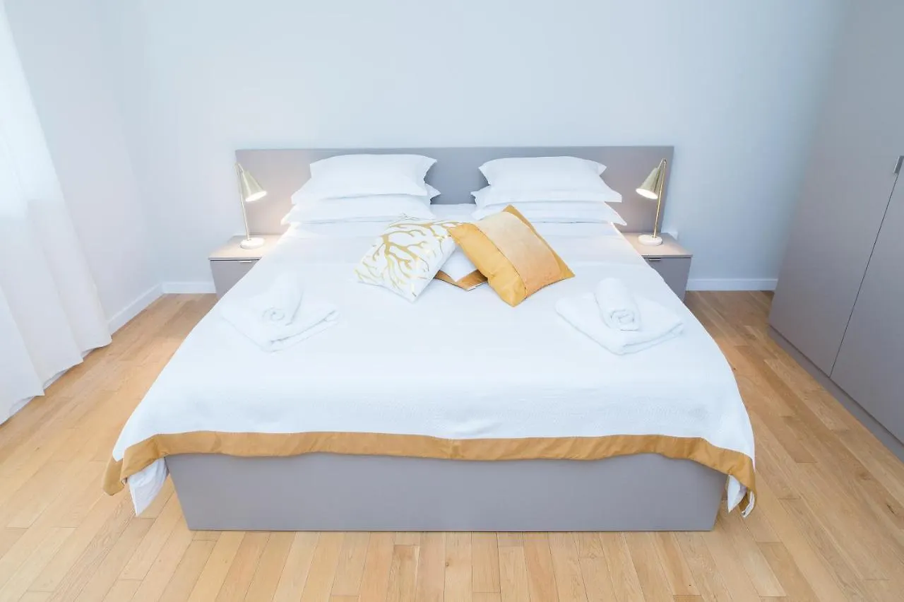 Franco'S Spacious Residence - Great Location Split Apartamento