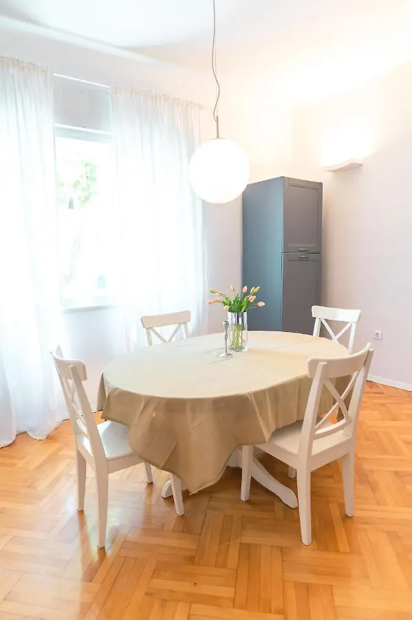 Franco'S Spacious Residence - Great Location Split Apartment