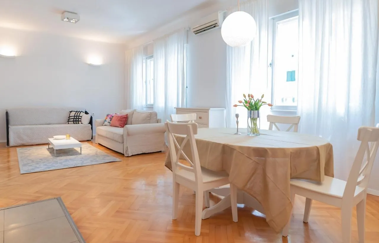 Franco'S Spacious Residence - Great Location Split