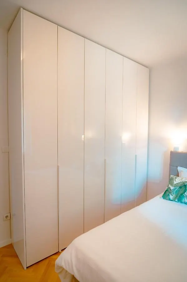 Franco'S Spacious Residence - Great Location Split Apartment