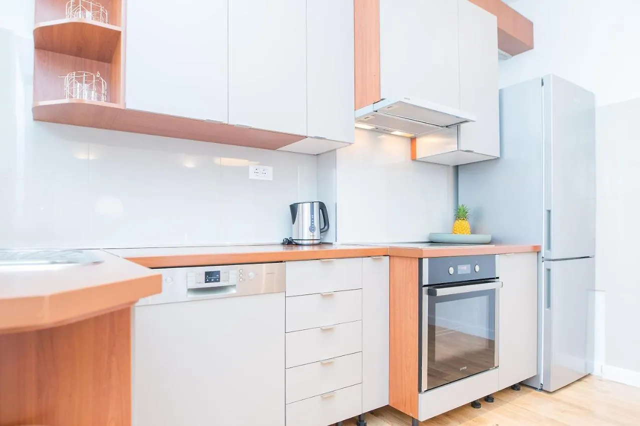 Franco'S Spacious Residence - Great Location Split Apartment